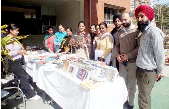 खालसा काॅलेज ने गुरमुखी और पुस्तक प्रदर्शनी आयोजित कर मनाया अंतर्राष्ट्रीय मातृ भाषा दिवस