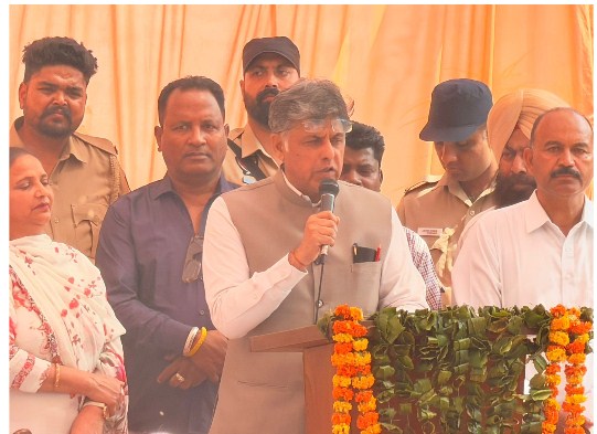 सांसद मनीष तिवारी सेक्टर 32 सी की टेनामेंट्स कॉलोनी में सांसद निधि कोष से लगवाए गए सीसीटीवी कैमरों का किया उद्दघाटन